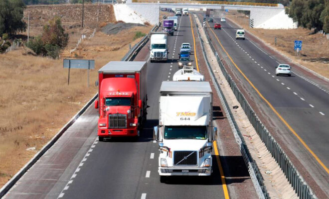 Traileros denuncian robos y asaltos en la autopista de Puebla