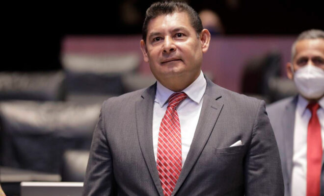Alejandro Armenta recibe la licencia del Senado para buscar la gubernatura de Puebla