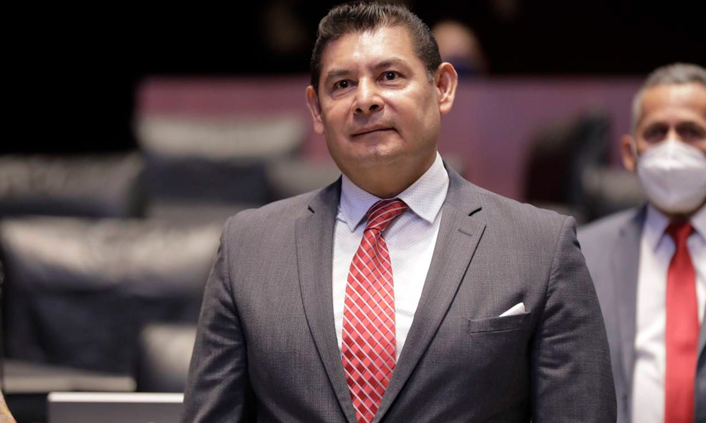 Alejandro Armenta recibe la licencia del Senado para buscar la gubernatura de Puebla