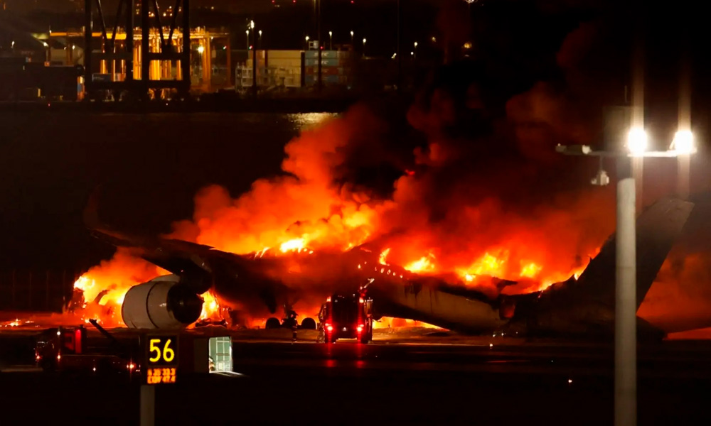 Avión de Japan Airlines se incendia en el aeropuerto de Haneda