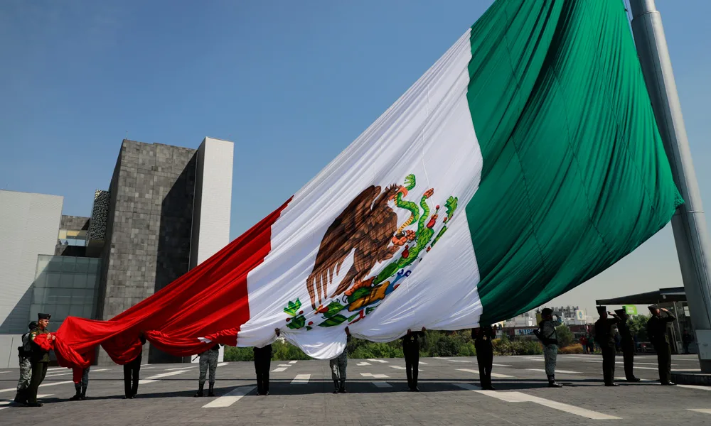 Sergio Salomón encabeza la ceremonia por el Día de la Bandera en Puebla