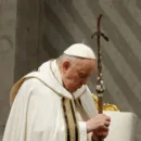 El Papa francisco lava los pies de 12 convictas por Jueves Santo