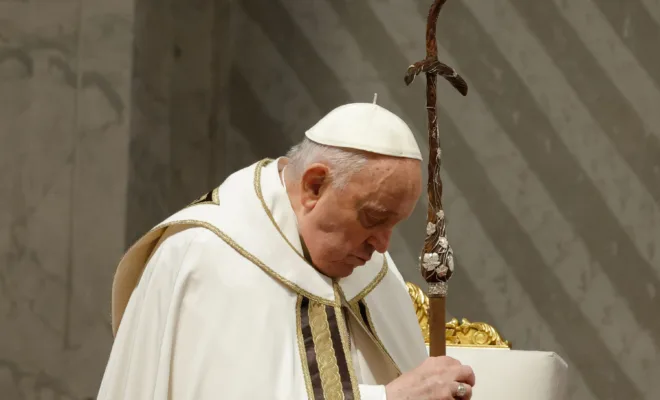 El Papa francisco lava los pies de 12 convictas por Jueves Santo