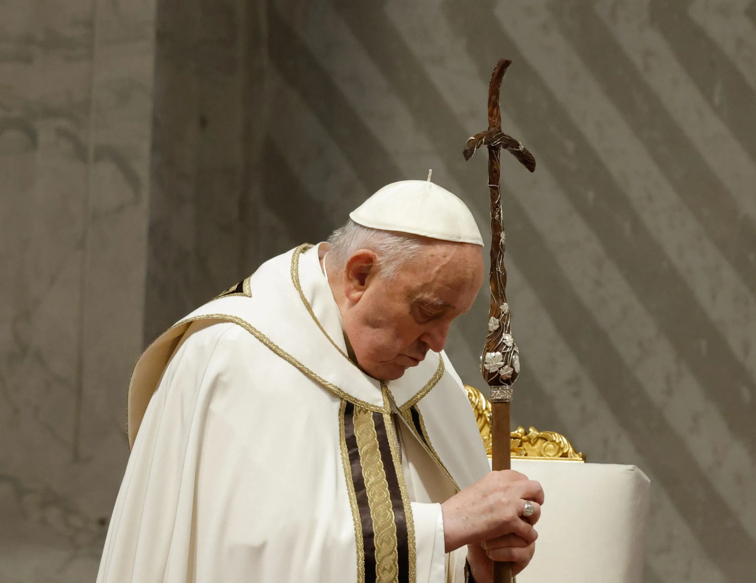 El Papa francisco lava los pies de 12 convictas por Jueves Santo