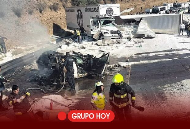 Aparatoso accidente en la autopista México-Puebla deja tráiler volcado y auto calcinado