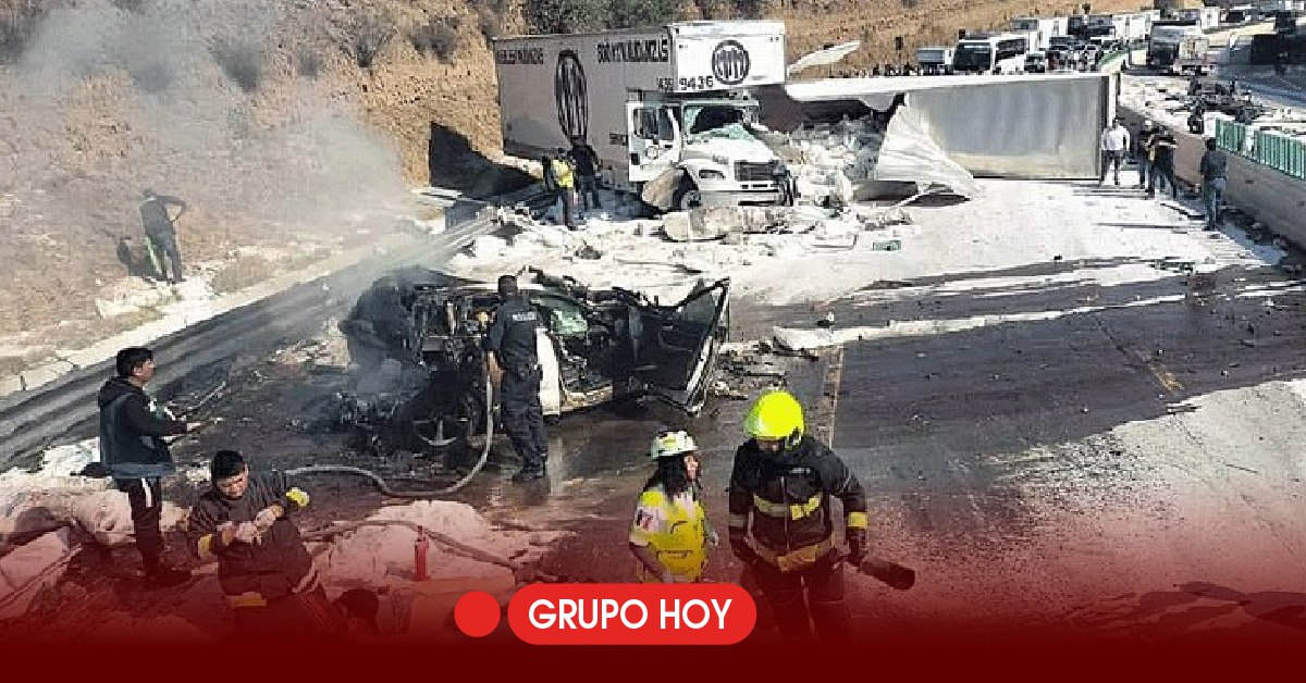 Aparatoso accidente en la autopista México-Puebla deja tráiler volcado y auto calcinado