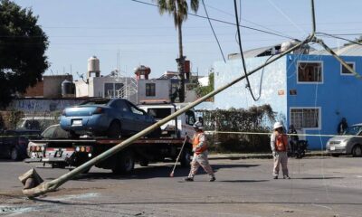 Joven se vuelca con su automóvil en la zona de Héroes de Puebla