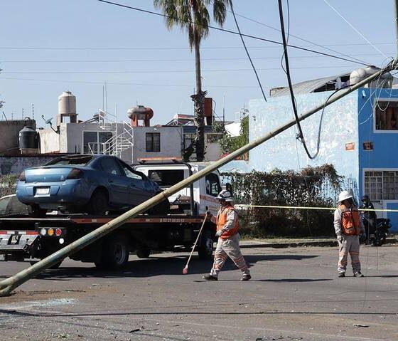 Joven se vuelca con su automóvil en la zona de Héroes de Puebla